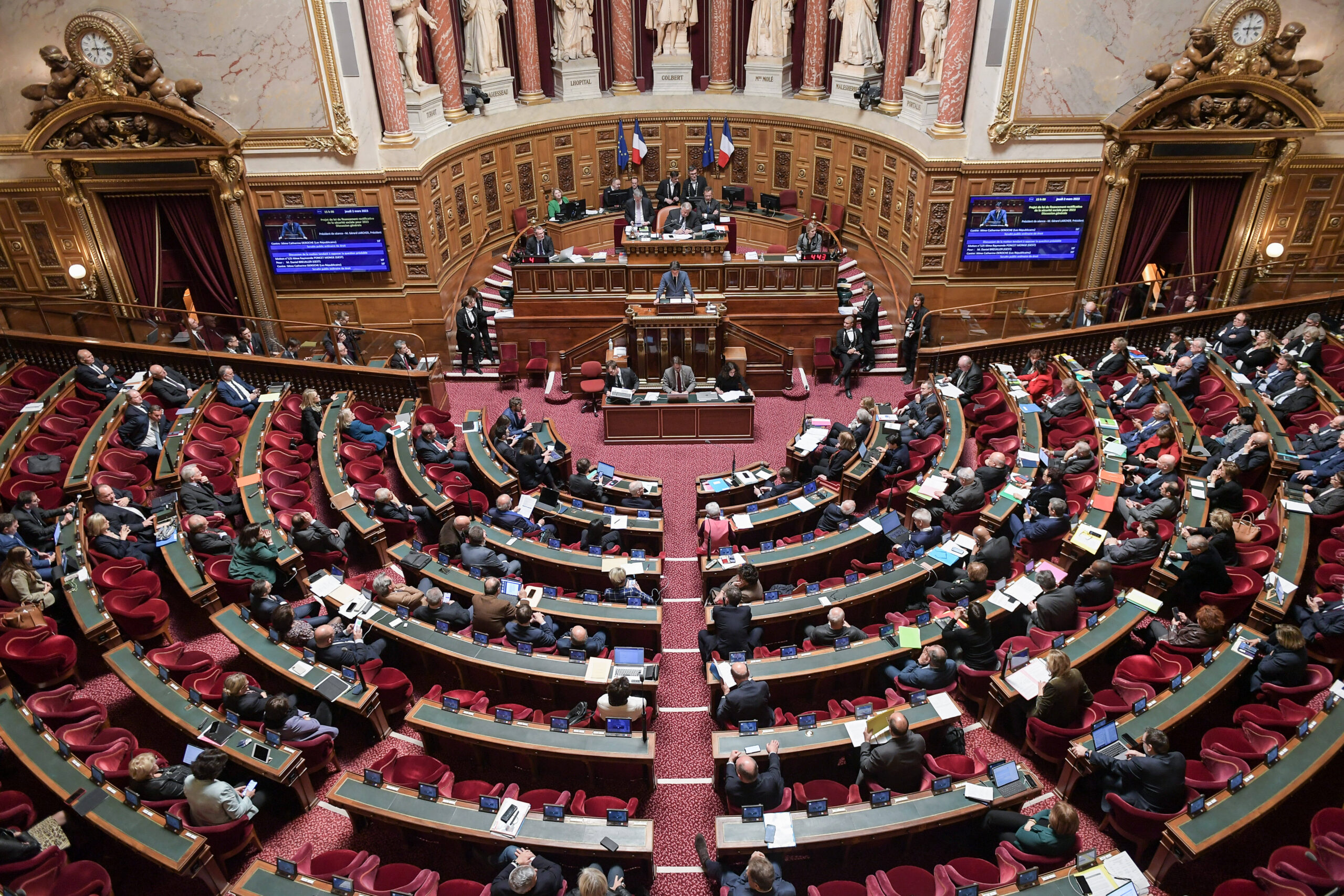 Senrat Les sénateurs vont baisser de 20 % leurs pensions de retraite