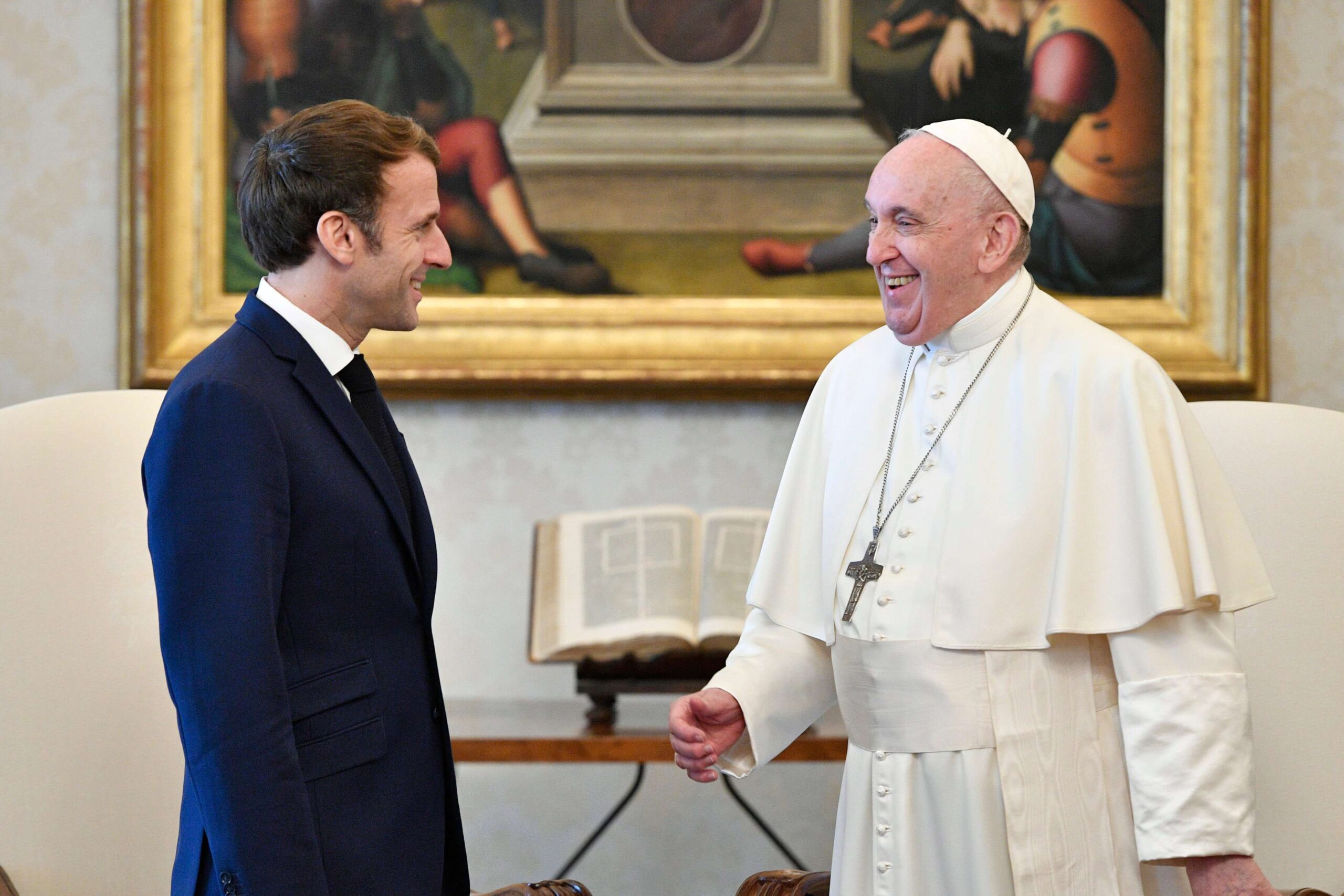 Emmanuel Macron à la messe du pape : au Sénat, des discours totalement ...