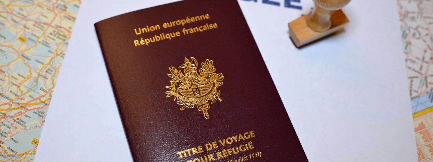 Photo illustration d un titre de voyage pour refugie