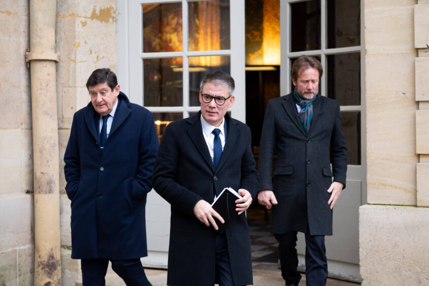 Suspension de la réforme des retraites : les socialistes « attendent de voir si la pièce va tomber du bon côté »