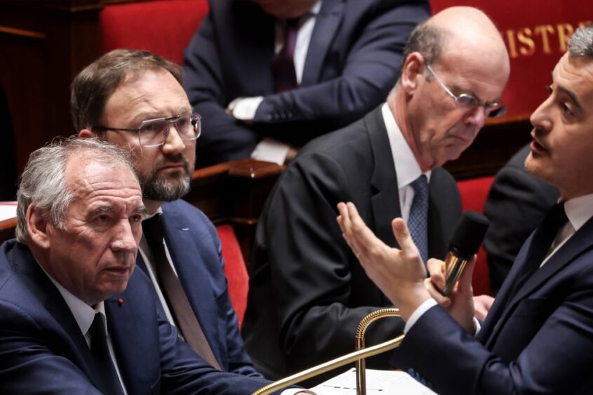 Cacophonie au gouvernement sur le voile dans le sport : « Ce n’est pas le tempérament de Bayrou de gendarmer tous les matins, c’est un centriste… »