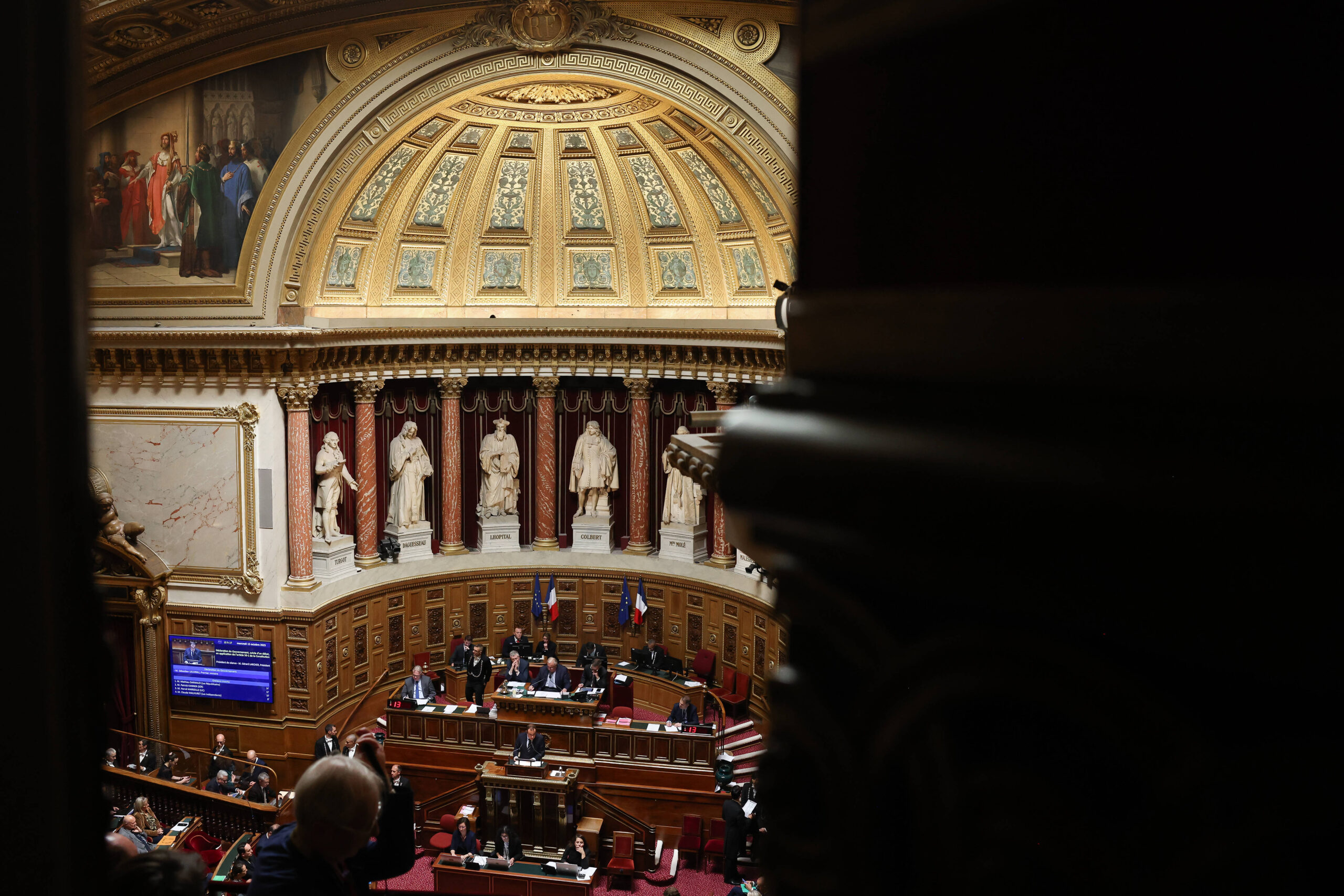 Lutte contre le communautarisme : la droite du Sénat propose encore une fois de réviser la Constitution