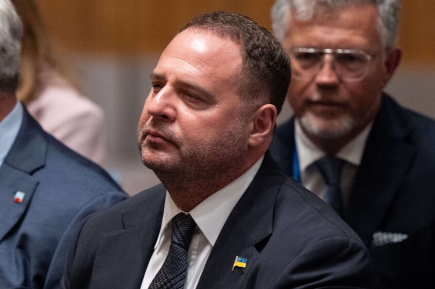 Corruption en Ukraine : « Le départ de Yermak provoque une déstabilisation majeure du pouvoir ukrainien »