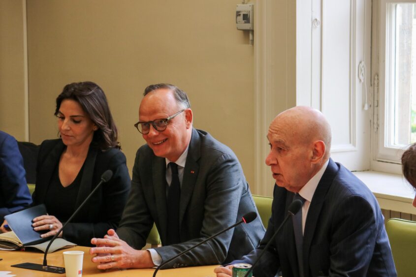 « Je ne l’ai pas du tout trouvé dans le triomphalisme face aux sondages » : Edouard Philippe fait le point sur la présidentielle devant les sénateurs Horizons