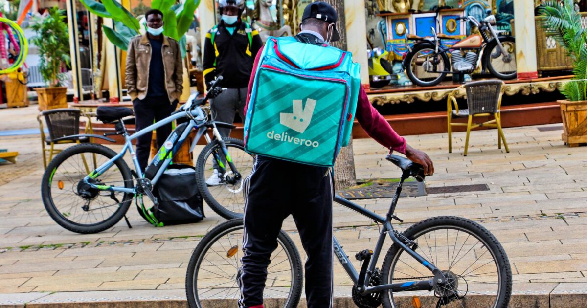 « Une forme d’esclavage moderne » : la santé des livreurs Uber Eats et Deliveroo en alerte