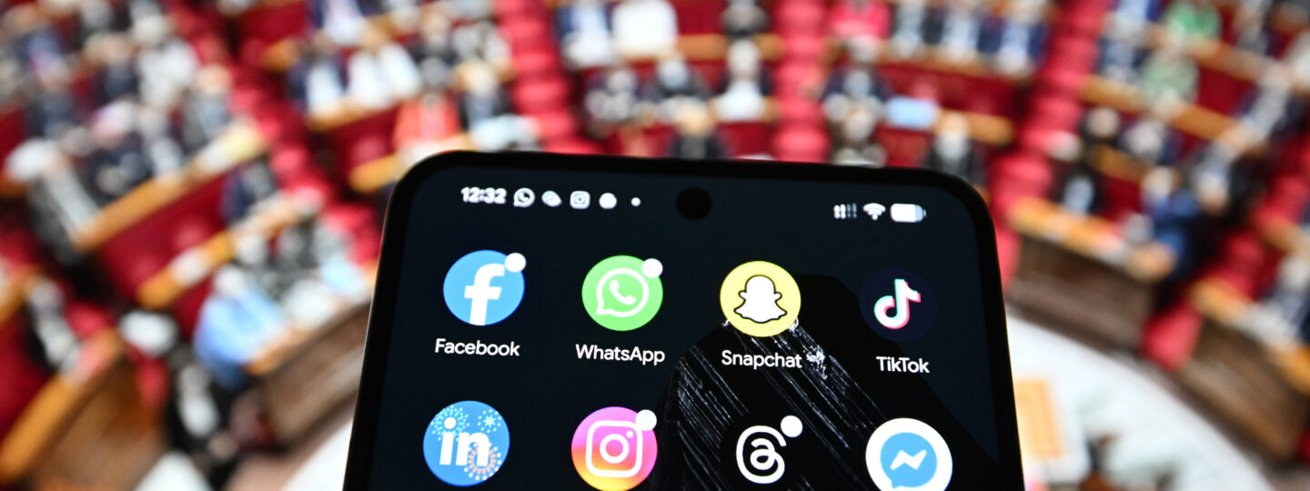 Réseaux sociaux : députés et sénateurs s’accordent sur une interdiction totale aux moins de 15 ans