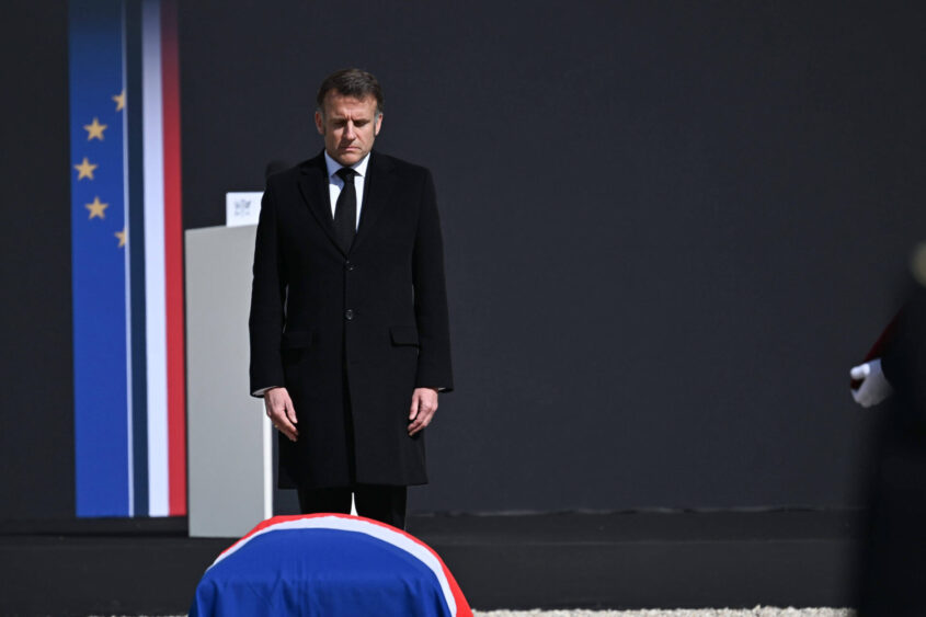 Hommage national à Lionel Jospin : « Il a modernisé la vie économique et sociale de la nation de manière inédite », salue Emmanuel Macron
