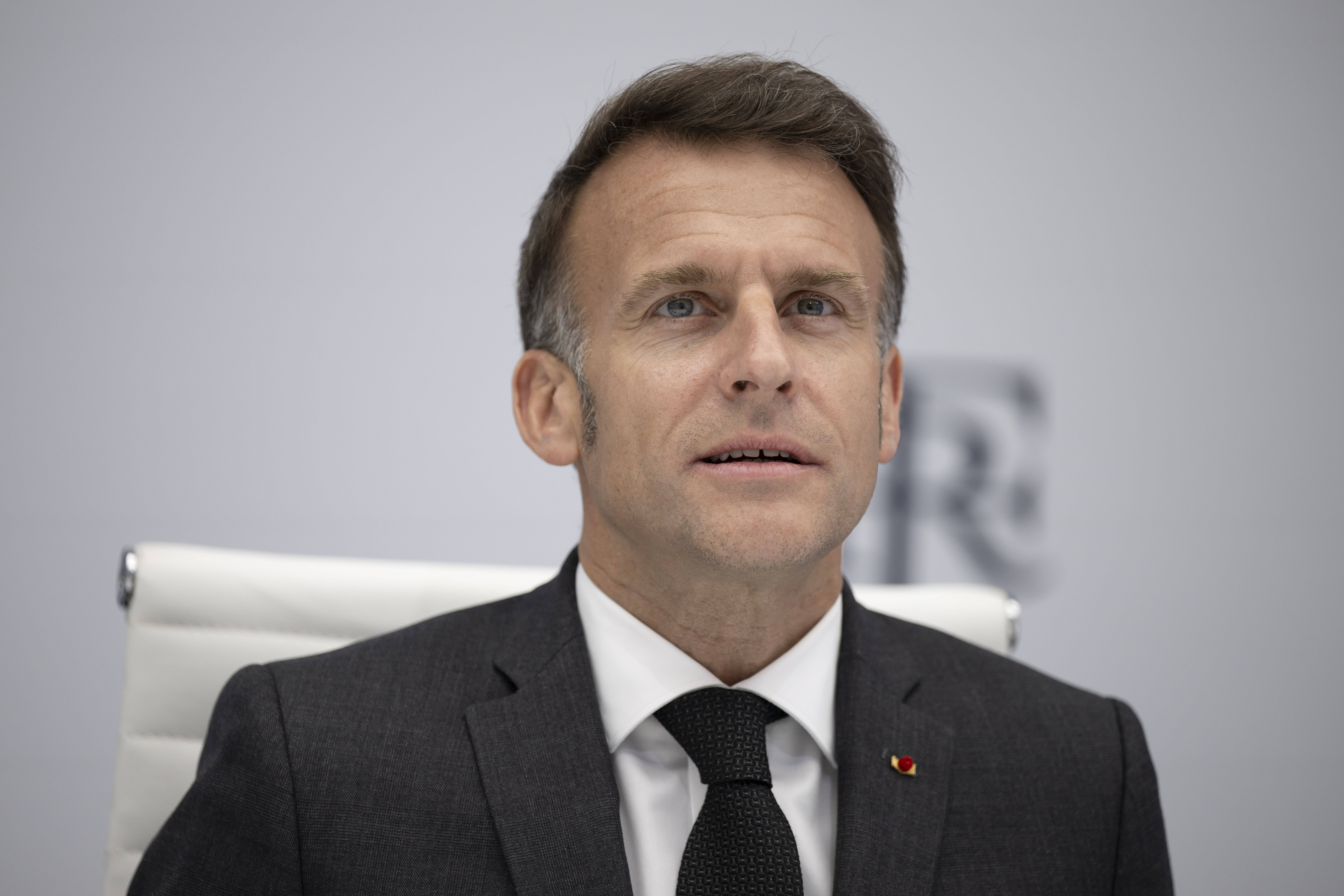 Cessez-le-feu au Liban : Emmanuel Macron se dit préoccupé « par la poursuite d’opérations militaires » entre Israël et le Hezbollah