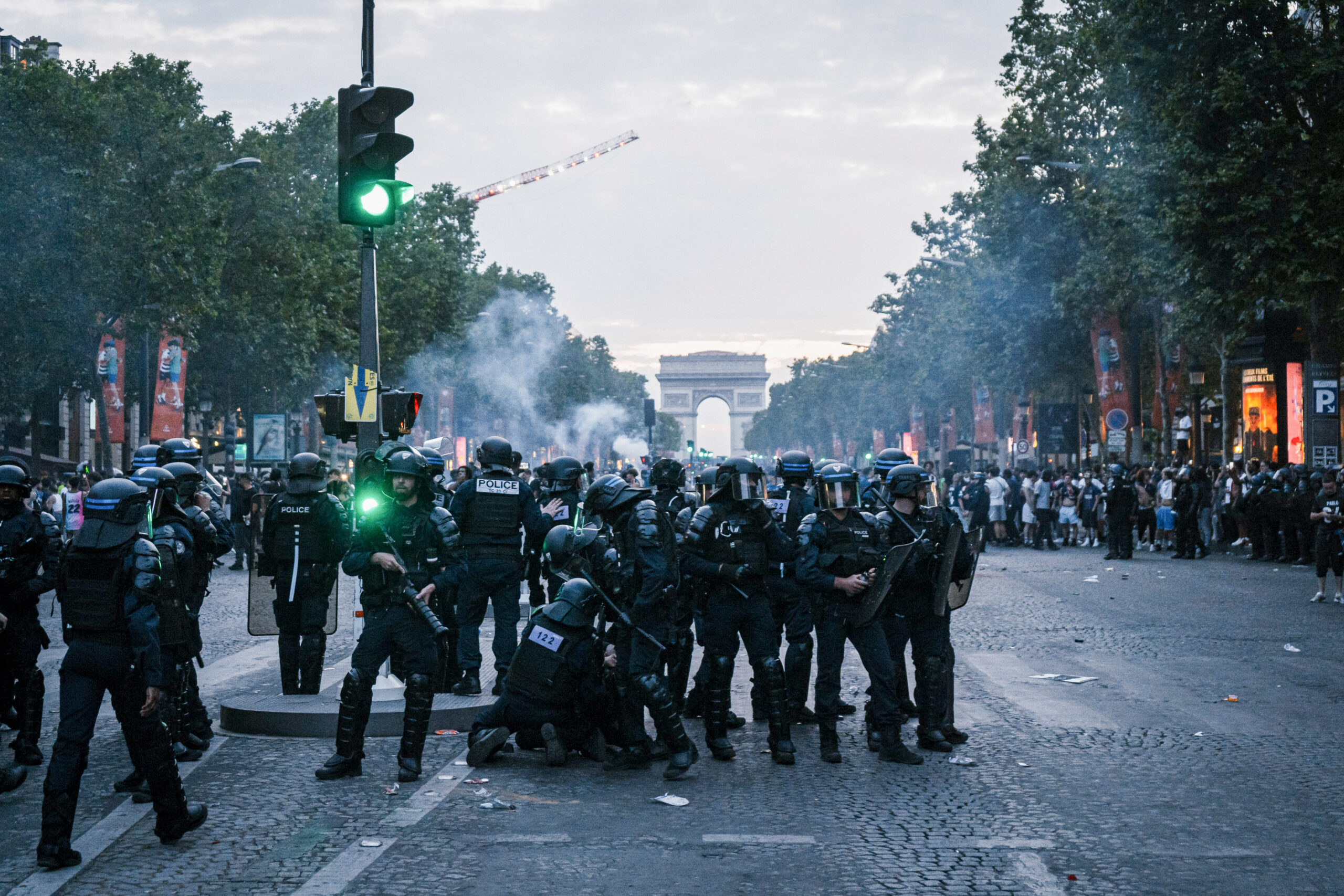 Violences après la victoire du PSG : « Plutôt une spécificité parisienne que française », note le politiste Fabien Jobard