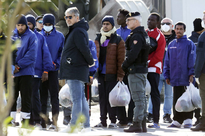 Centres de migrants à l’étranger, expulsions, détention… que contient le nouvel accord de l’UE sur le durcissement de sa politique migratoire ?