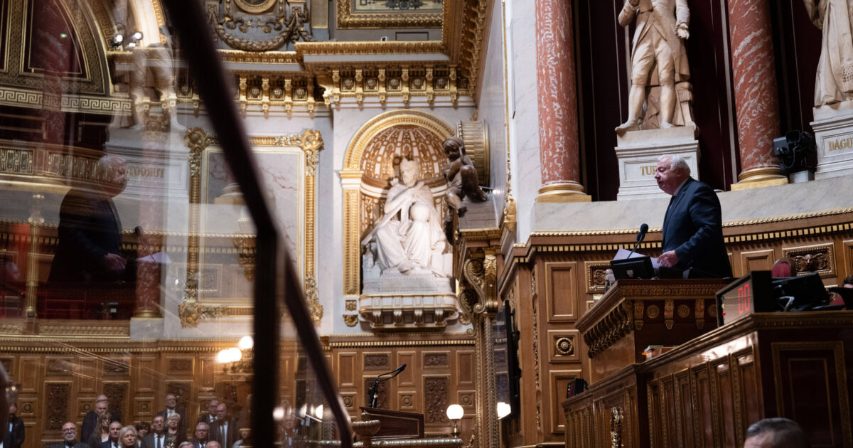 [Série 4/4] Macron et le Sénat, 10 ans de relations : du « Sénat bashing » à « une forme d’aura » retrouvée