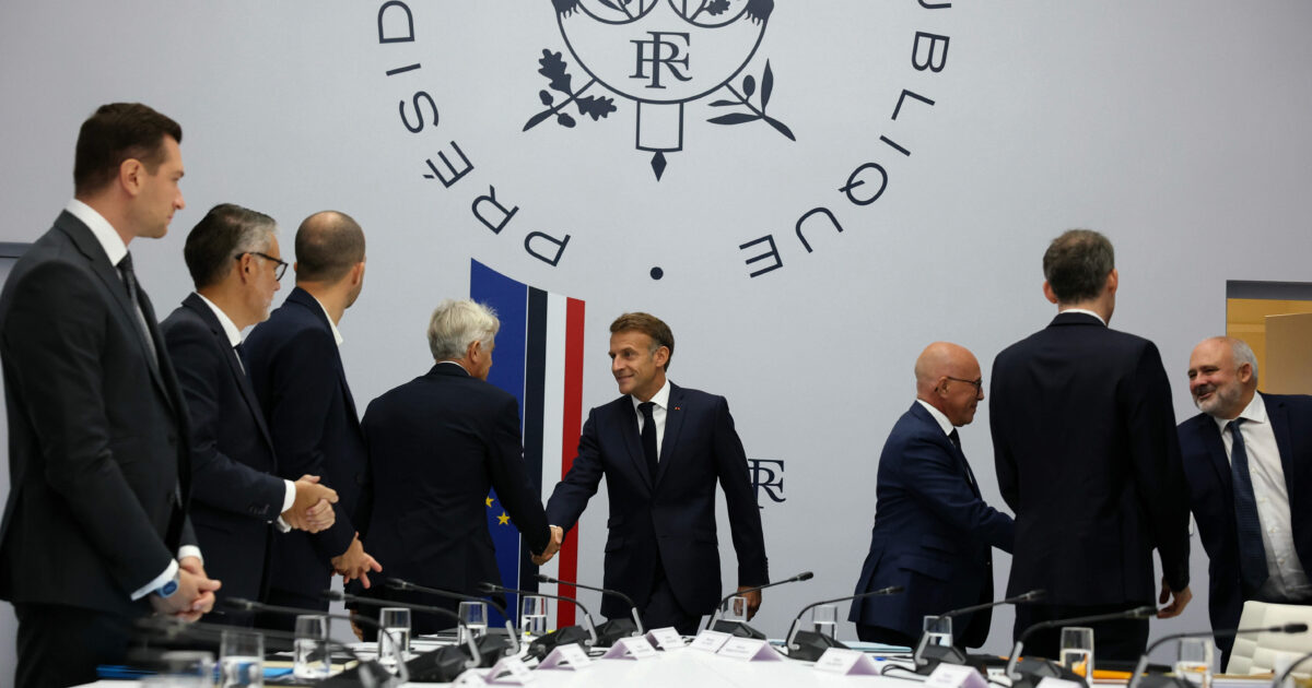 Les représentants des partis à la sortie de l'Élysée après la réunion de crise convoquée par Emmanuel Macron, vendredi 18 septembre 2026. © Public Sénat.