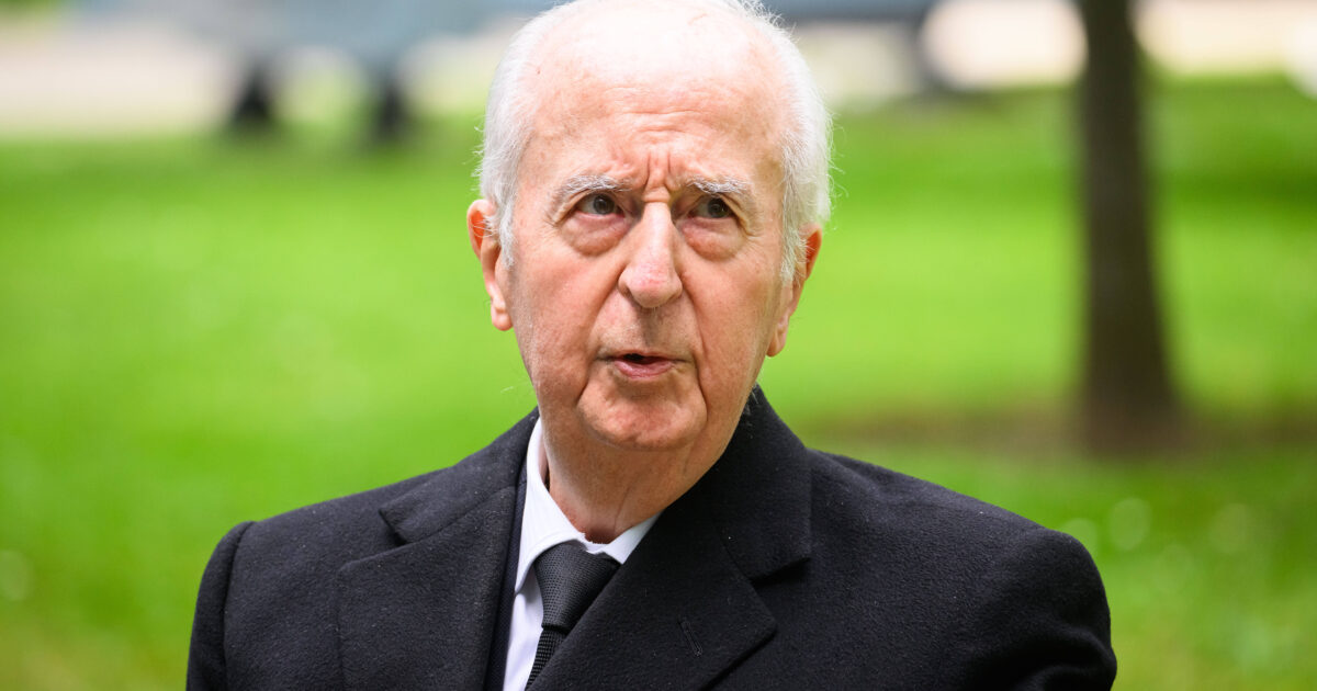 Mort d’Édouard Balladur : « Serviteur exigeant de la France » pour Emmanuel Macron, « un mentor », salue Nicolas Sarkozy