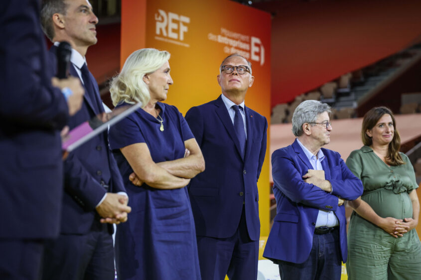 Sondage : les cotes de popularité de Marine Le Pen et d’Edouard Philippe reculent fortement, Raphaël Glucksmann progresse