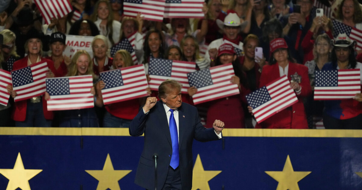 « Ça s’appelle de la corruption civile » : Donald Trump tente-t-il d’acheter ses électeurs en promettant des « dividendes » de 5000 dollars ?