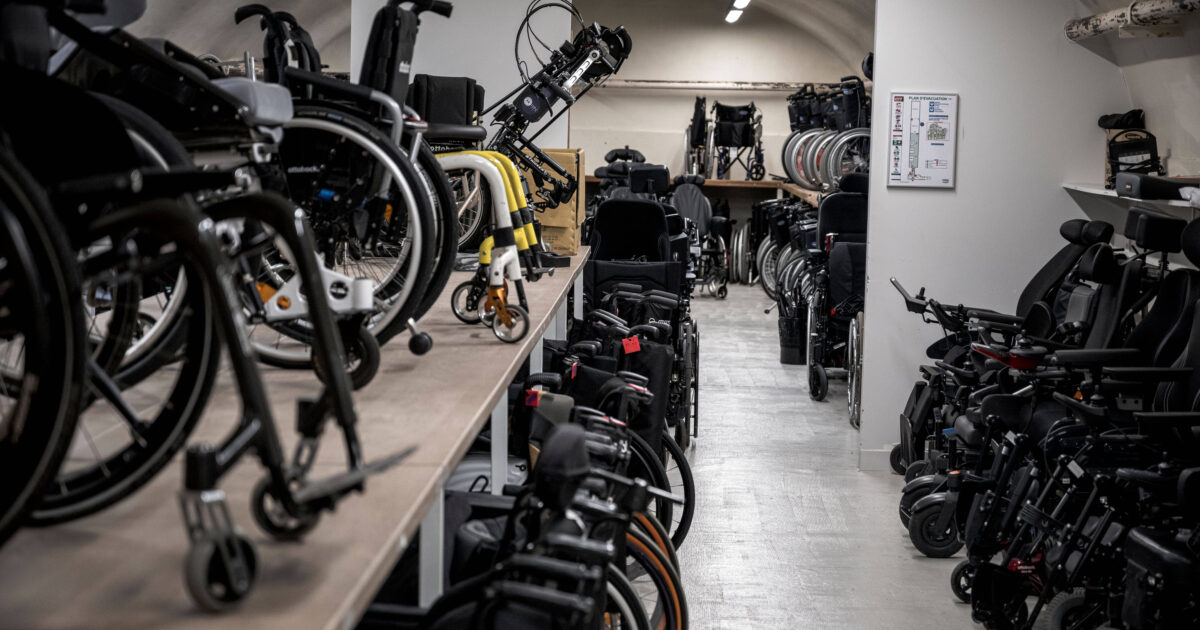 Fauteuils roulants, prestations sociales, école inclusive, accessibilité : quel est le bilan d’Emmanuel Macron en matière de handicap ?