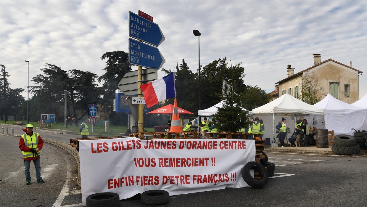Orange Les Gilets Jaunes Nattendent Rien De Macron