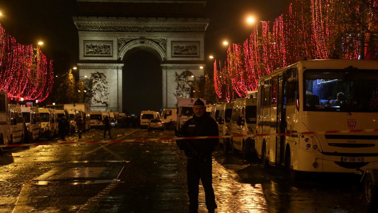 Gilets Jaunes Journée De Chaos Dans Les Rues De Paris