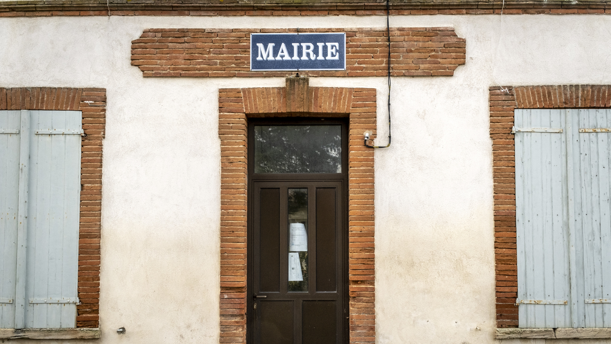 Non Cumul Des Mandats Le Gouvernement Reflechit A Exempter Les Maires Des Petites Villes Public Senat