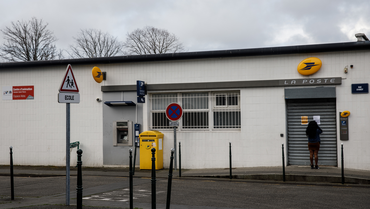 Fermeture Des Bureaux De Poste Sans Carte Bancaire Les Plus Vulnerables Prives De Ressources Public Senat
