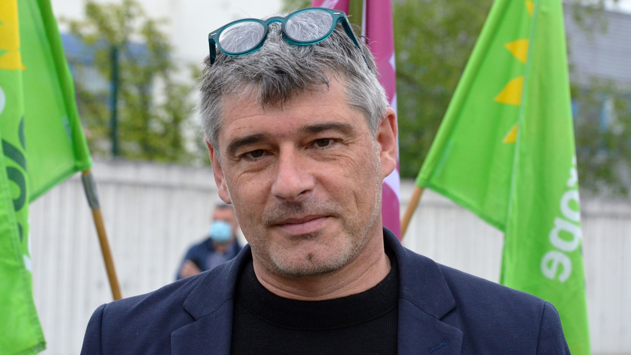 « Ça pourrait être toi cette tête de liste » : du village de Percy au Sénat, le saut politique de Guillaume Gontard - Vimarsana News