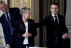 « Tout ne passe pas par la loi » : Emmanuel Macron et Élisabeth Borne peuvent-ils gouverner par décret ?