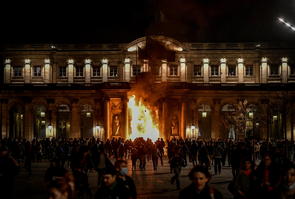 Bordeaux : front door of the city hall on fire