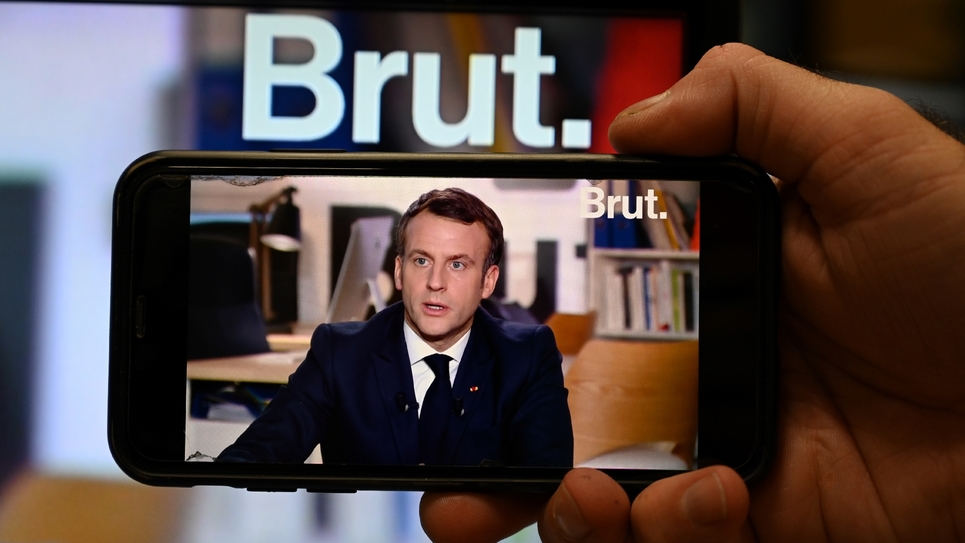 Emmanuel Macron répond aux questions des journalistes du média en ligne Brut, à Paris le 4 décembre 2020
