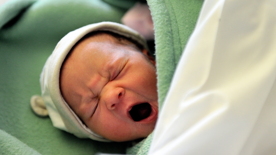 Les Francais Ont Fait Moins De Bebes En 16 Public Senat