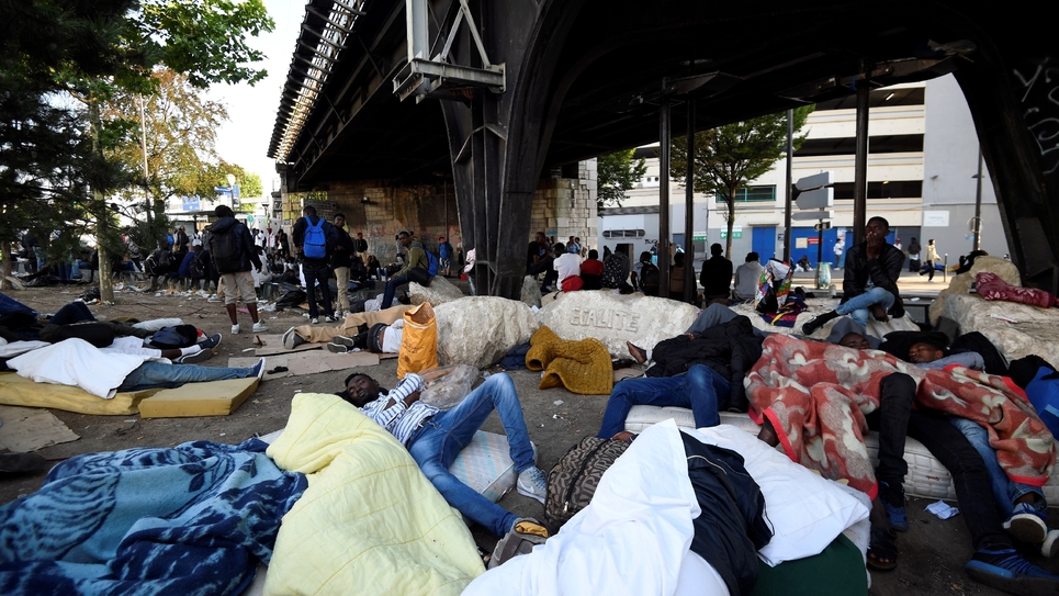 Résultat de recherche d'images pour "migrants évacués à paris juillet 2017 humour"