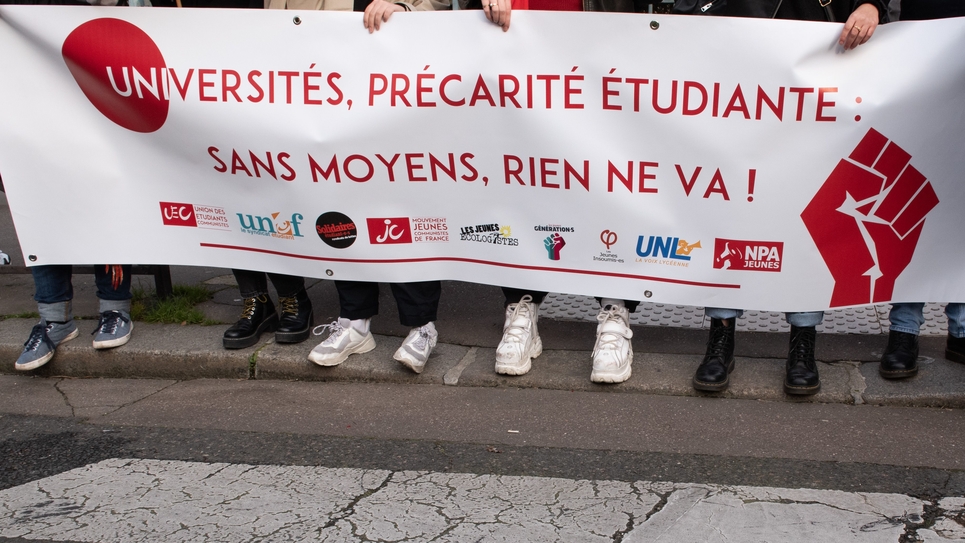 Covid-19: Emmanuel Macron au chevet des étudiants Covid-19: Emmanuel Macron au chevet des étudiants