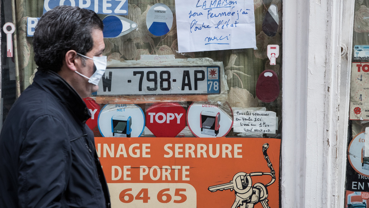 Commerces fermés : le 6 avril 2020 à Paris, un homme passe devant une vitrine de commerce fermé.