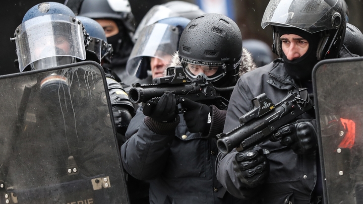 Des gendarmes mobiles équipés de Lanceurs de balles de défense (LBD), le 15 décembre 2018 à Paris dans une manifestation de "gilets jaunes"