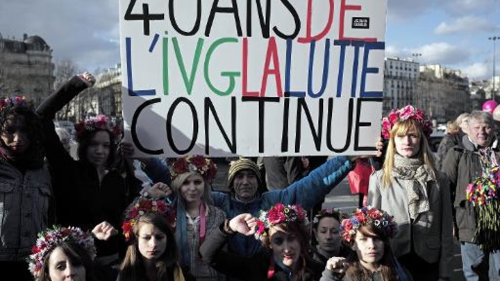 Des manifestants défilent pour défendre la loi sur l'IVG à Paris le 17 janvier 2015