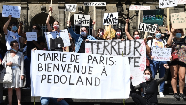 Rassemblement devant l'Hôtel de ville de Paris pour demander la suspension de Christophe Girard de son poste, le 23 juillet 2020