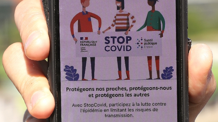 Un téléphone avec l'application StopCovid de traçage de contacts contre le coronavirus, le 29 mai 2020 à Paris