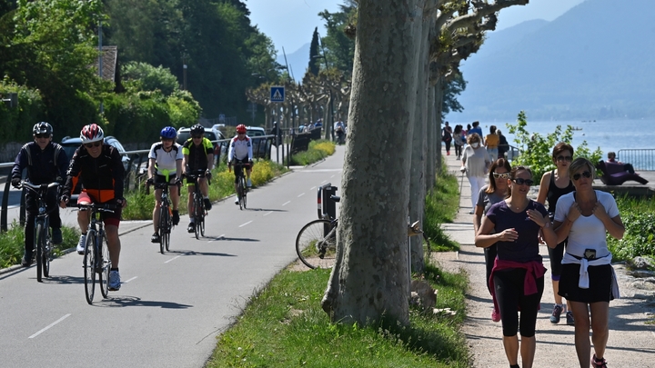 Cyclisme et jogging le long d'une rive du lac d'Annecy (Haute-Savoie), le 17 mai 2020 