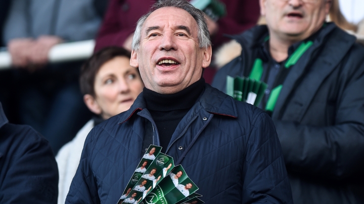 Le maire de Pau François Bayrou assiste à un match du Top 14 le 29 décembre 2019 à Pau