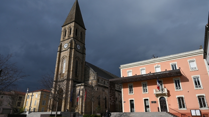 L'église et la mairie de La Grand Combe, le 13 février 2020 dans le Gard