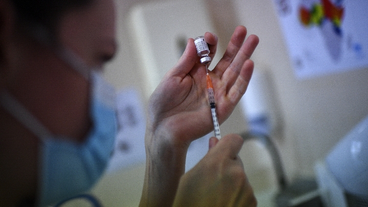 Une infirmière prépare une seringue de vaccin Pfizer BioNTech à l'Institut Pasteur, le 21 janvier 2021 à Paris