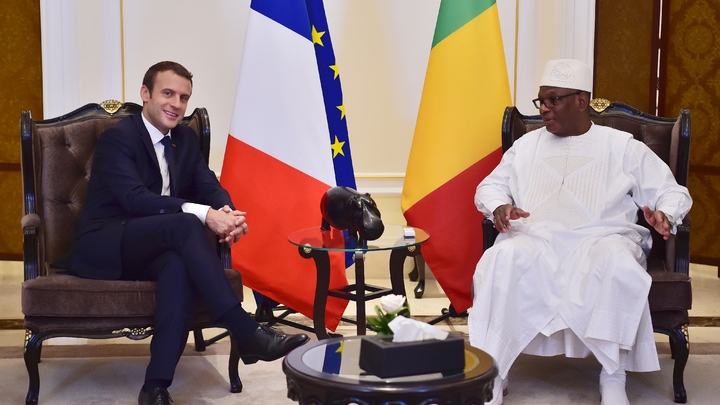 Le président français Emmanuel Macron (G) s'entretient avec son homologue malien lIbrahim Boubacar Keïta (D), président en exercice du G5 Sahel, à Bamako au Mali le 2 juillet 2017