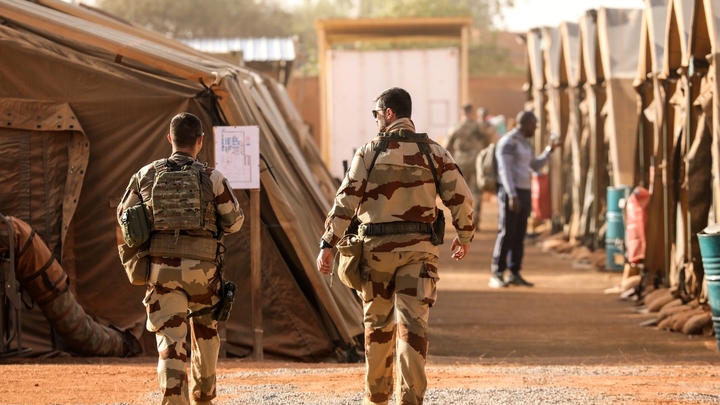 Des soldats français de l'opération Barkhane dans un camp situé aux abords de l'aéroport de l'aéroport de Niamey au Niger, le 22 décembre 2017 