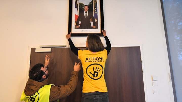Des militants écologistes décrochent le portrait d'Emmanuel Macron de la mairie de Saint-Sébastien-sur-Loire (Loire-Atlantique), le 4 mars 2019