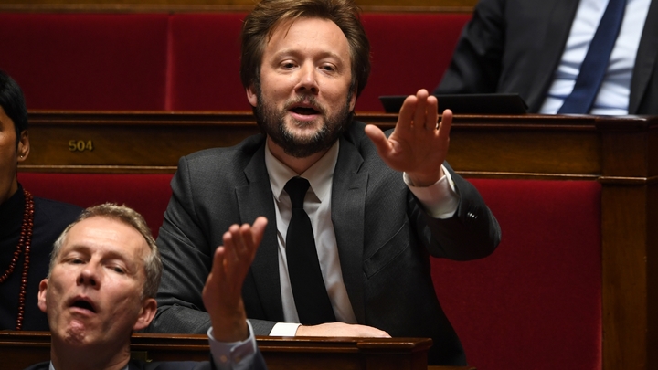 Le porte-parole du groupe "Nouvelle Gauche" à l'Assemblée nationale, Boris Vallaud (centre), réagit lors d'une séance de questions au gouvernement le 7 février à Paris