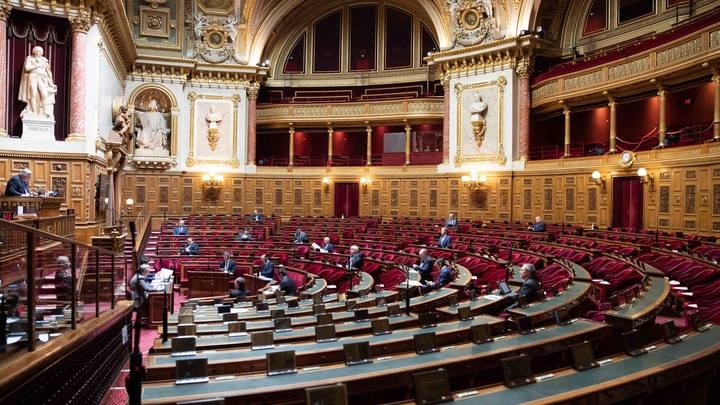 Le 08 avril 2020, les sénateurs appliquent des mesures de distanciation sociale à l'occasion des 'questions d’actualité au gouvernement'.