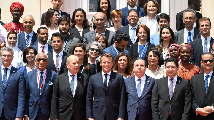 Emmanuel Macron, ministres et représentants de la société civile de 10 pays de la Méditerranée occidentale, lors du "sommet des deux rives", à Marseille, le 24 juin