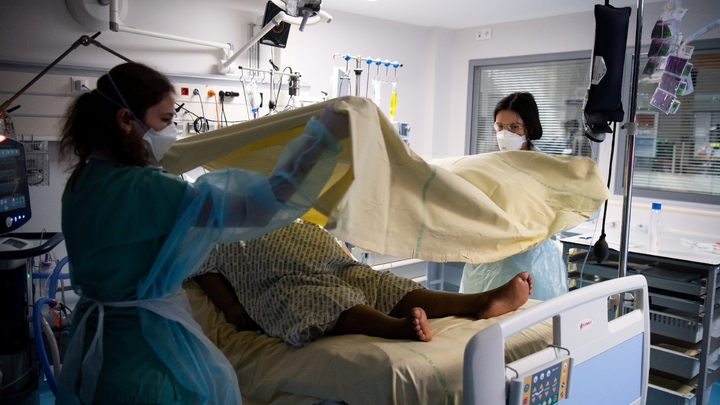 Des soignantes s'occupent d'un patient atteint du Covid-19 en unité de soins intensifs à l'hôpital Louis Mourier, le 4 maI 2021 à Colombes, près de Paris