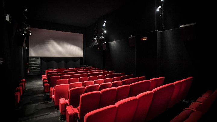 Les salles de cinémas, comme les salles de spectacles, vont devoir s'adapter au couvre-feu à 21h décidé dans certaines métropoles. 