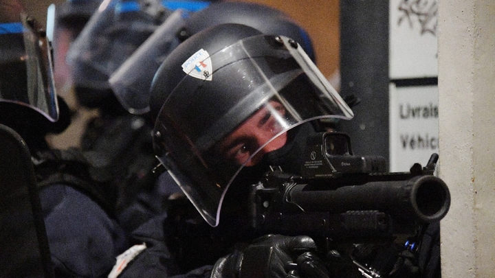 Un policier tient un lanceur de balles de défense (LBD) lors d'une manifestation des "gilets jaunes" le 12 janvier à Bordeaux