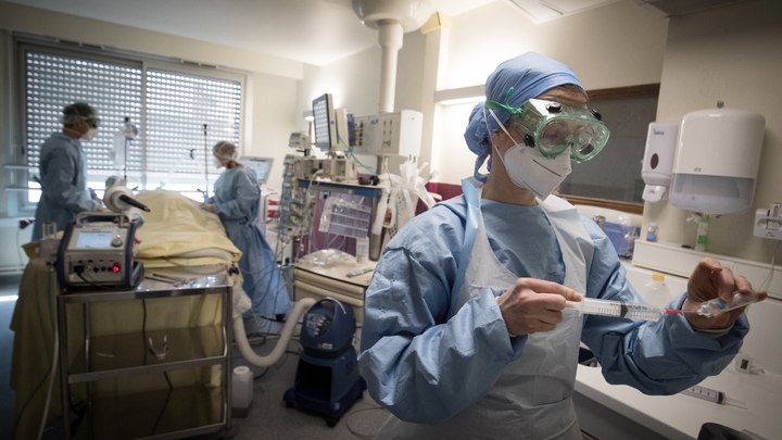 A l'hôpital Lariboisière à Paris, le 27 avril 2020